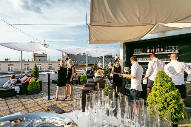  Bar THE ROOF se nachází v šestém patře pražského hotelu Novotel Praha Wenceslas Square, v ulici Kateřinská 38, jen pár kroků od náměstí IP Pavlova