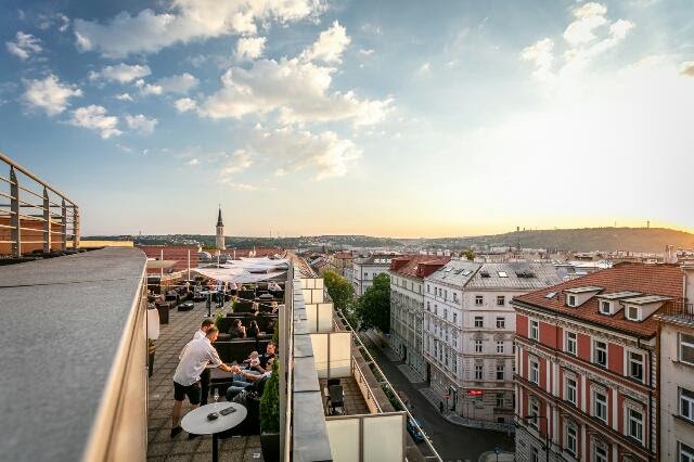  Bar THE ROOF se nachází v šestém patře pražského hotelu Novotel Praha Wenceslas Square, v ulici Kateřinská 38, jen pár kroků od náměstí IP Pavlova