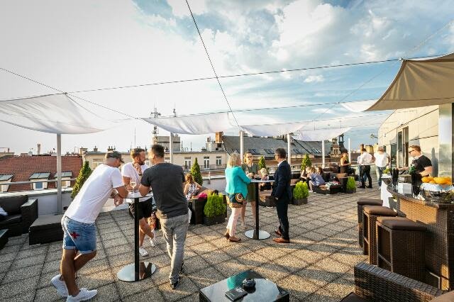  Bar THE ROOF se nachází v šestém patře pražského hotelu Novotel Praha Wenceslas Square, v ulici Kateřinská 38, jen pár kroků od náměstí IP Pavlova