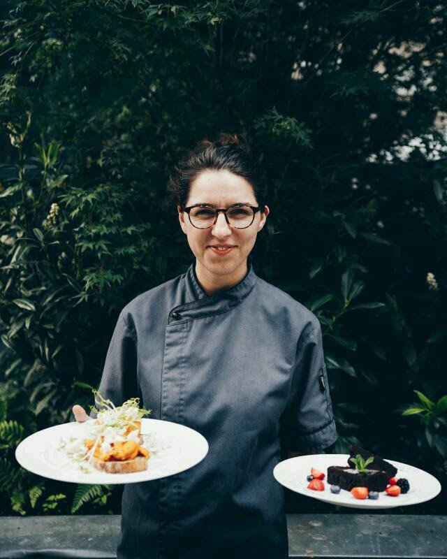 Na sestavení menu se podílí spolumajitelka Francesca Kolowrat společně s šéfkuchařkou Růženou Smolenovou (na obrázku) 