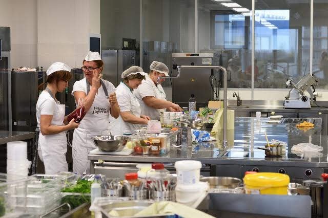 V průběhu víkendu 10. – 11. 11. 2018 se v prostorách Makro akademie v pražských Stodůlkách utkaly o titul Nejlepší kuchař roku ve společném stravování více než tři desítky soutěžících