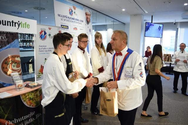 V průběhu víkendu 10. – 11. 11. 2018 se v prostorách Makro akademie v pražských Stodůlkách utkaly o titul Nejlepší kuchař roku ve společném stravování více než tři desítky soutěžících