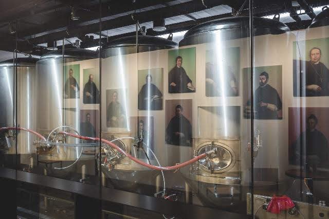 Kopie portrétů oseckých opatů vnášejí historický závan do sklepní, pivovarské části vybavené technologií ze Strojírny Litvínov