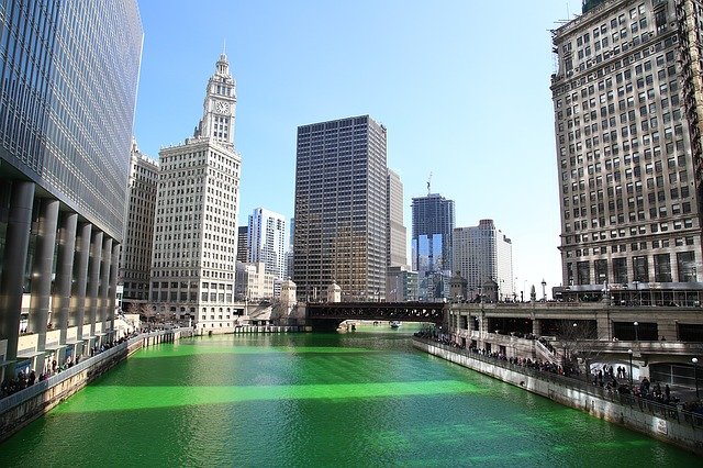  V Chicagu začali mimochodem místní řeku 17. března barvit nazeleno v roce 1962
