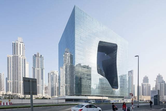  V Dubaji se dnes klientům otevřely dveře nového luxusního hotelu The Opus podle návrhu Zahy Hadid
