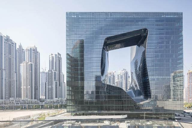  V Dubaji se dnes klientům otevřely dveře nového luxusního hotelu The Opus podle návrhu Zahy Hadid