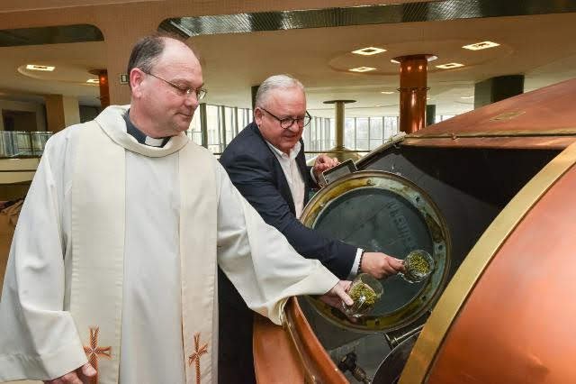 Plzeňský generální vikář Jakub Holík včera požehnal velikonoční várce plzeňského zlatého ležáku Pilsner Urquell