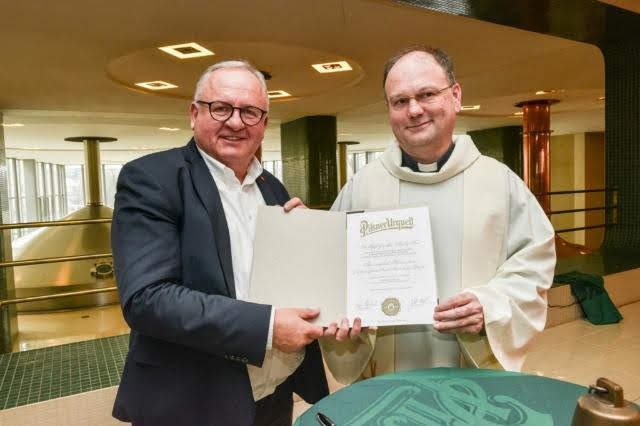 Plzeňský generální vikář Jakub Holík včera požehnal velikonoční várce plzeňského zlatého ležáku Pilsner Urquell