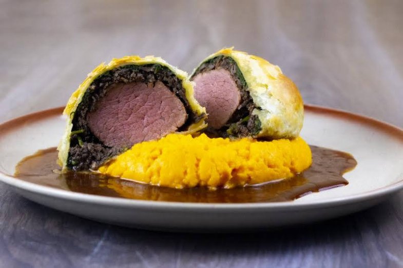 Hovězí Wellington s omáčkou demi-glace a batátovým pyré od Jirky Matějky