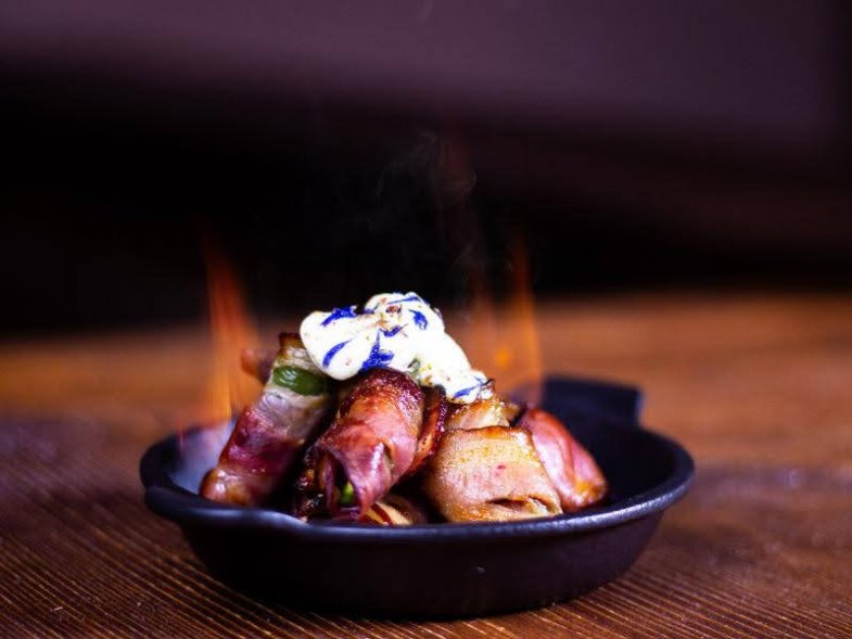 Papričky japalenos s gorgonzolou balené ve slanině flambované rumem Prohibido, smetana s modrpu chrpou od Jirky Matějky