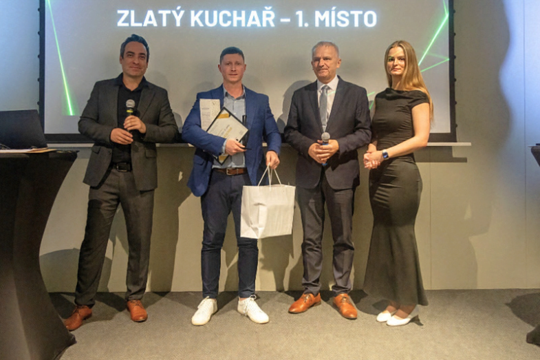 Cenu Tomášovi předal pan Miroslav Kubec, foto: Gastro & Hotel
